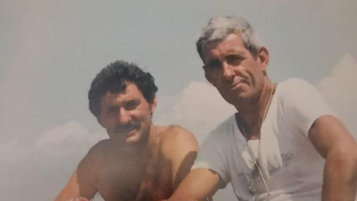 Addio a Gì il bagnino del Forte, bandiere a mezz’asta in spiaggia