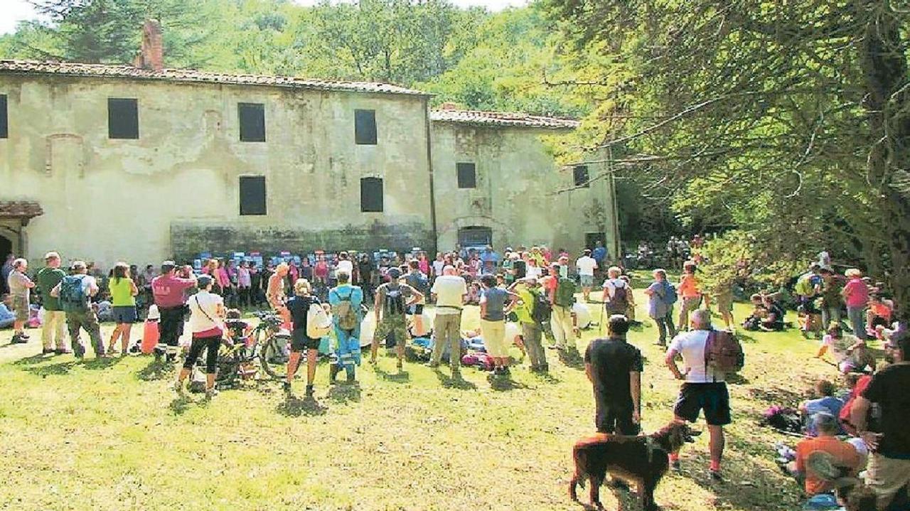 La prima edizione della "camminata" nel settembre dello scorso anno: centinaia di persone sul piazzale dell'eremo