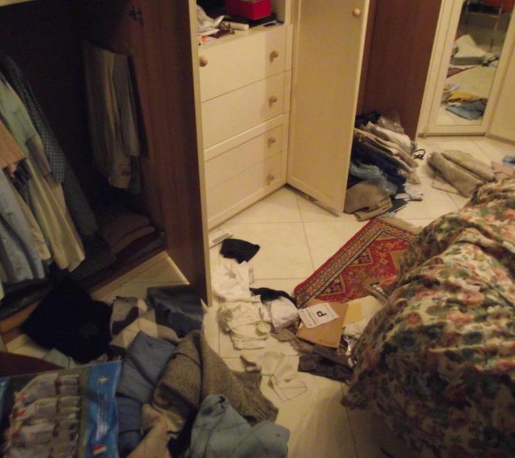 Una camera devastata dal passaggio dei ladri (foto d'archivio)
