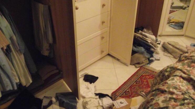 Una camera devastata dal passaggio dei ladri (foto d'archivio)