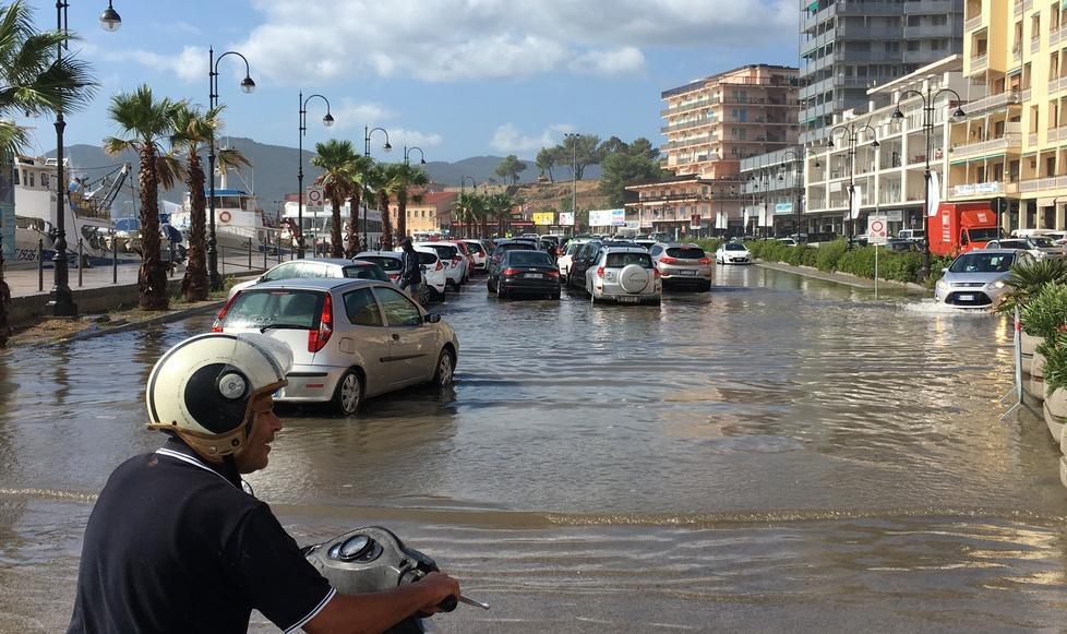 Il centro va in tilt per la pioggia battente