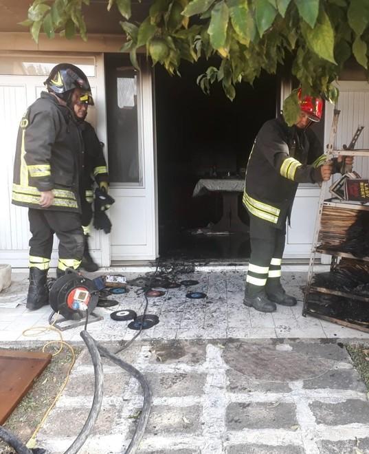 Furiosa lite tra novantenni poi scoppia un incendio in casa 
