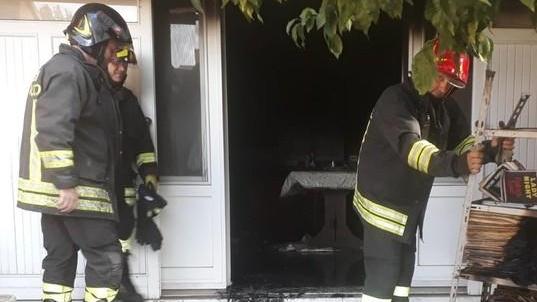 Furiosa lite tra novantenni poi scoppia un incendio in casa