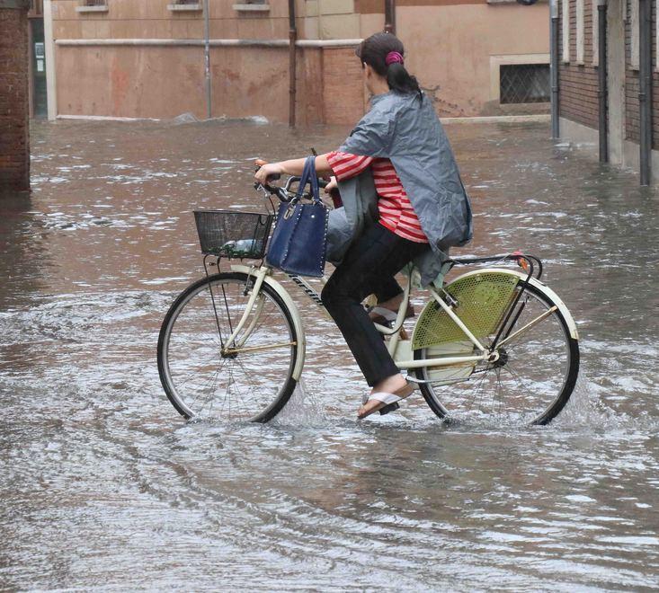 Fortunale senza freni E in mezz’ora la città si trasforma in Venezia 