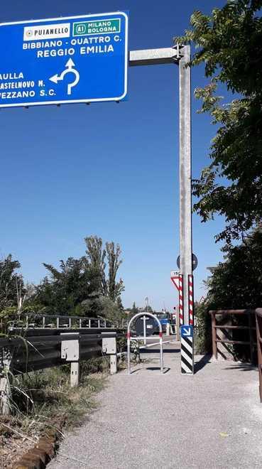 Occhio al palo sulla ciclabile