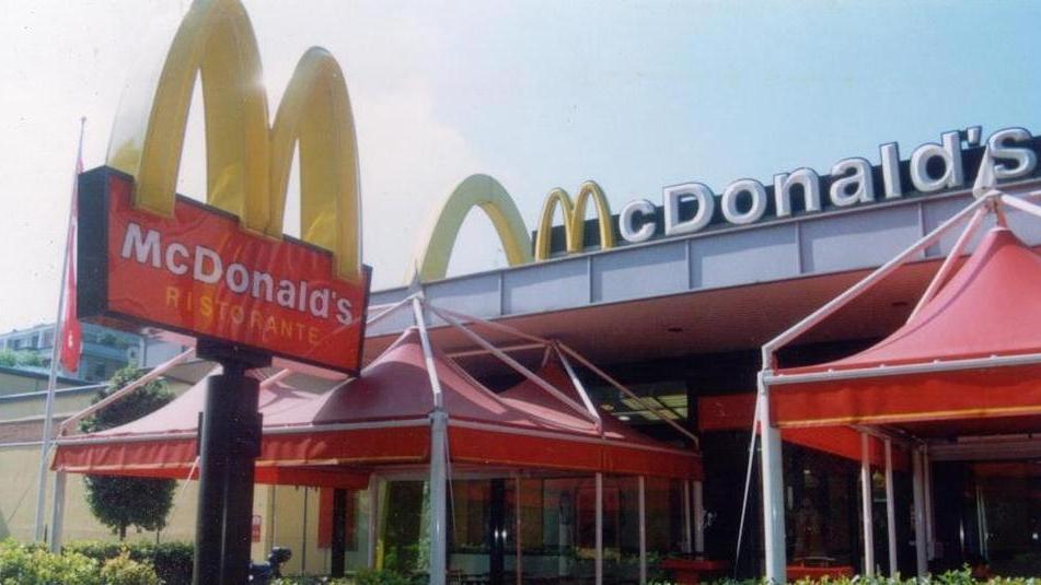Rissa fra nigeriani al McDonald’s: scappano tutti, urla e paura tra i clienti