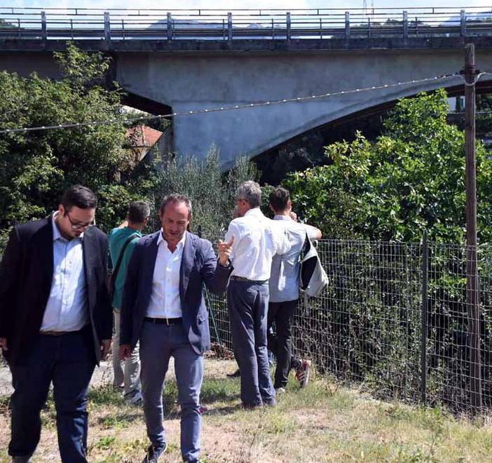 Pulizia sotto il ponte Trieste Il Comune: la facciano i privati 