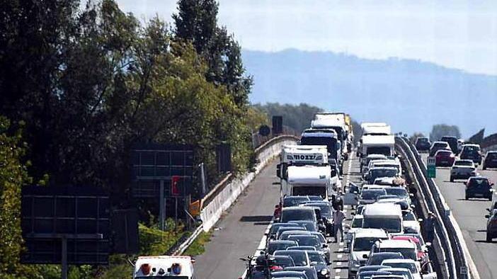 Coda lunga fino a 12 chilometri Corsia paralizzata per oltre 4 ore