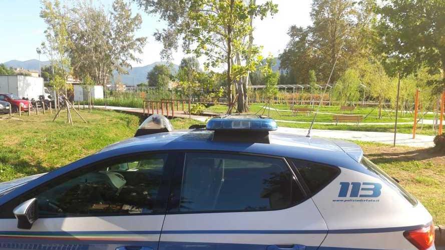 Chiede di raccogliere la cacca del cane Come risposta viene presa a calci e pugni