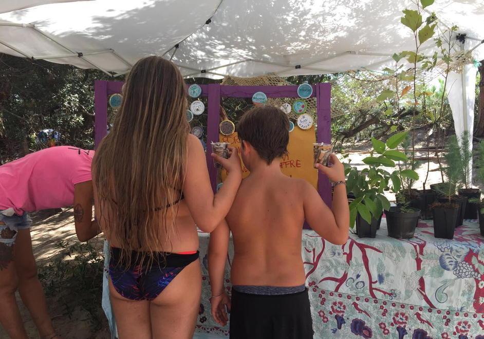 Decine di bicchieri di cicche raccolte in spiaggia dai bambini 