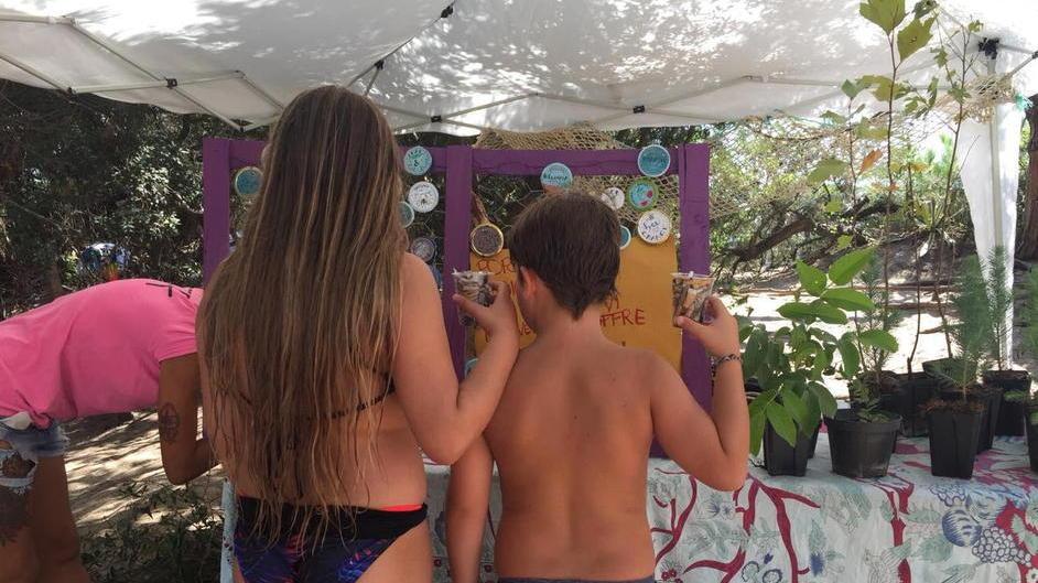 Decine di bicchieri di cicche raccolte in spiaggia dai bambini