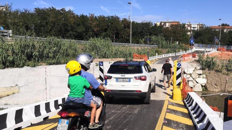 Via della Fontanella caos: bici e scooter contromano e i pedoni sono impauriti