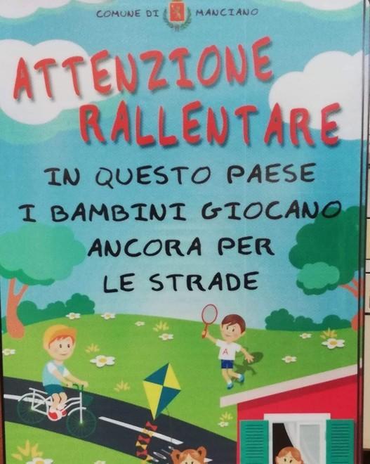 Il cartello che protegge i bimbi «Piano, qua giocano ancora» 