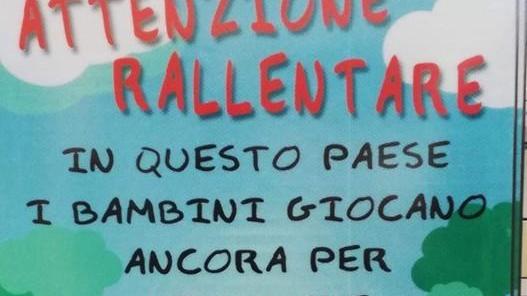 Il cartello che protegge i bimbi «Piano, qua giocano ancora»