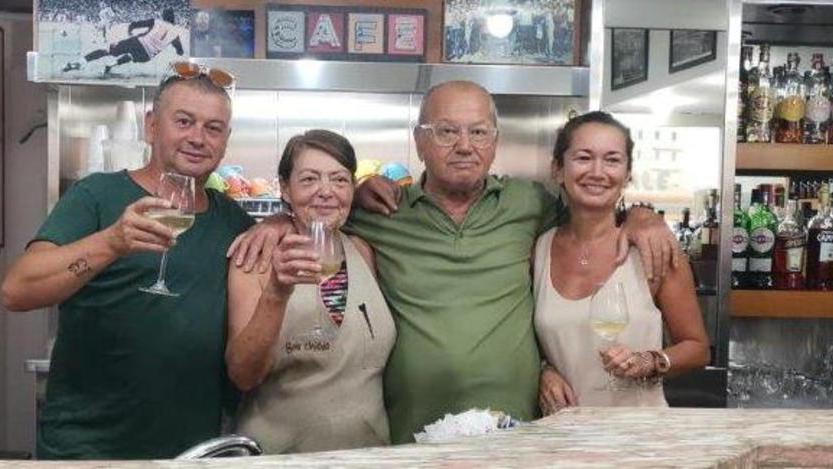 La famiglia Anichini festeggia i 40 anni del bar gelateria