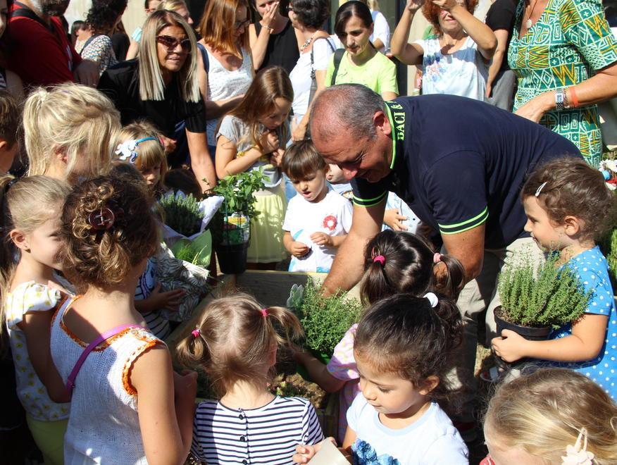 Una piantina da curare per i bambini dei nidi 
