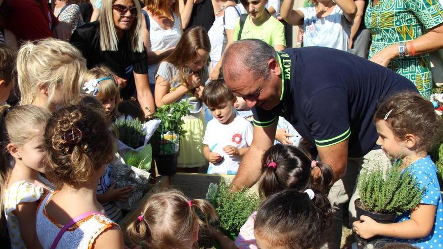 Una piantina da curare per i bambini dei nidi