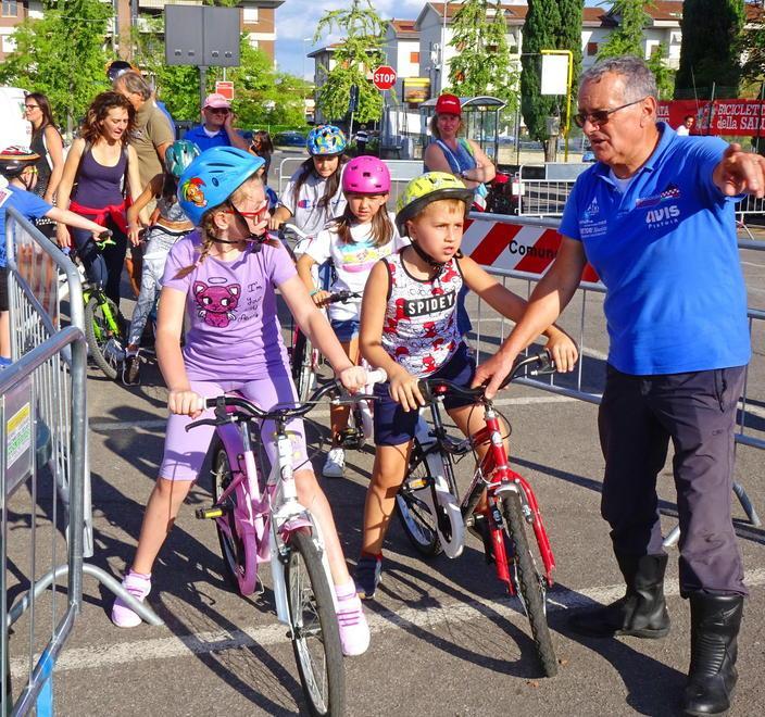 Piccoli ciclisti alla gimkana aspettando la Biciclettata 