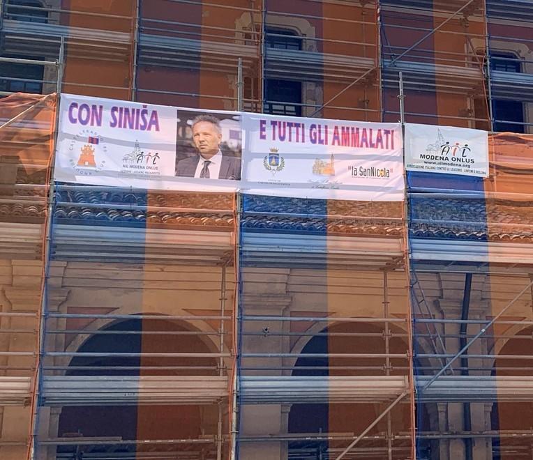 Un’impalcatura tutta rossoblù e uno striscione per Mihajlovic 