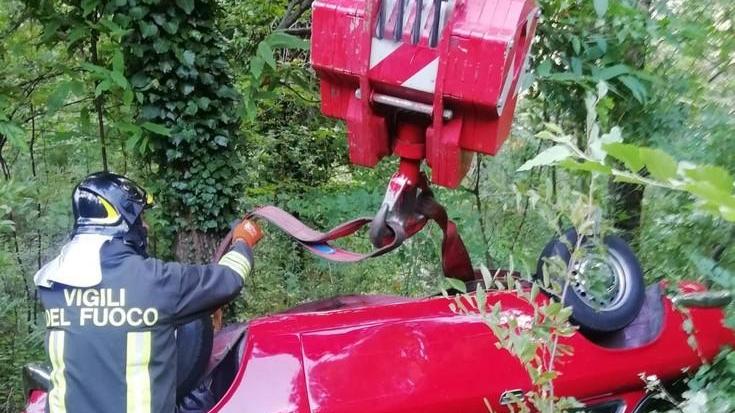 Vigili del fuoco al lavoro per recuperare l'auto protagonista dell'incidente ad Altagnana