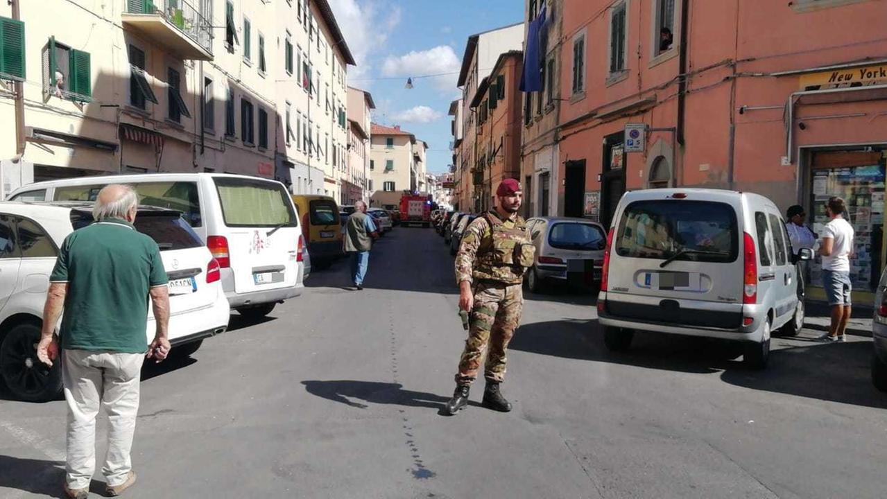 Un militare della Folgore mentre sbarra l'accesso alla strada (foto Cecilia Foschi/Pentafoto)