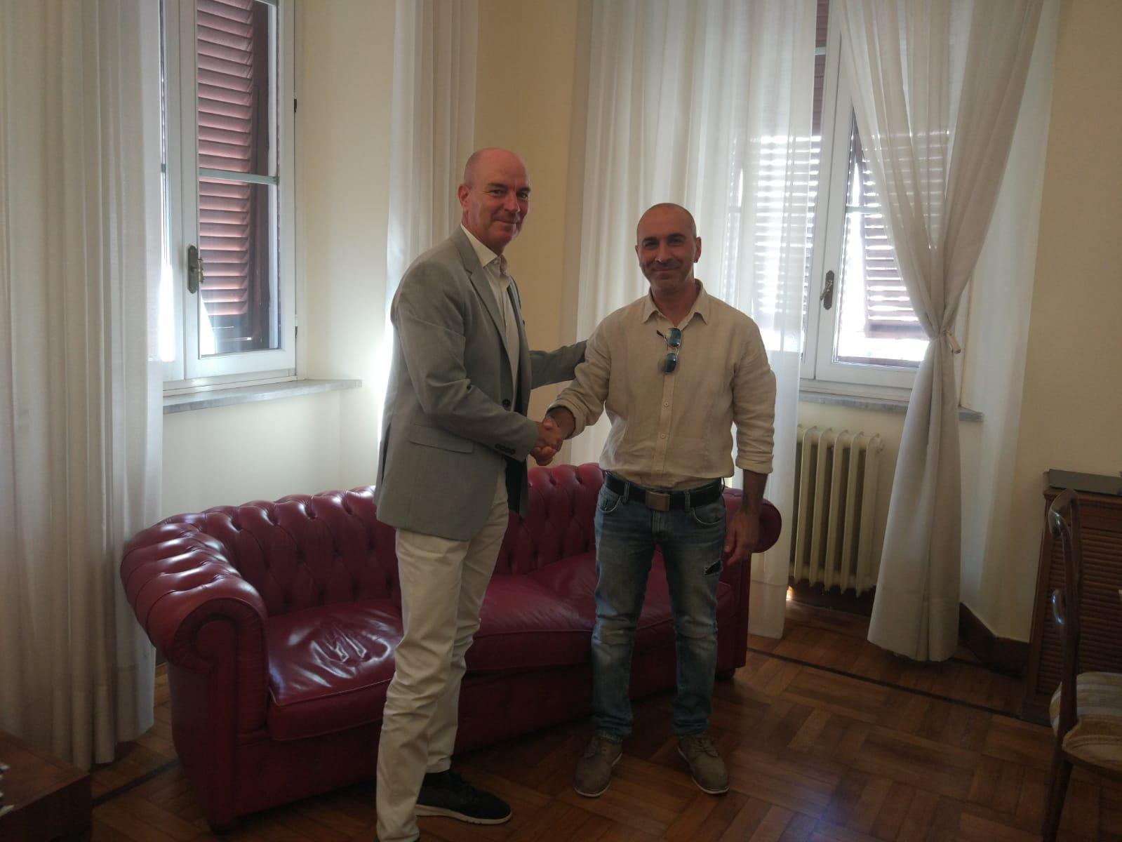 La stretta di mano fra Salvetti e Mauro Tribioli