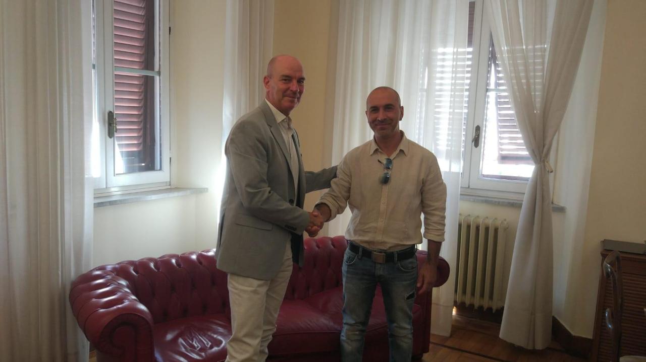 La stretta di mano fra Salvetti e Mauro Tribioli