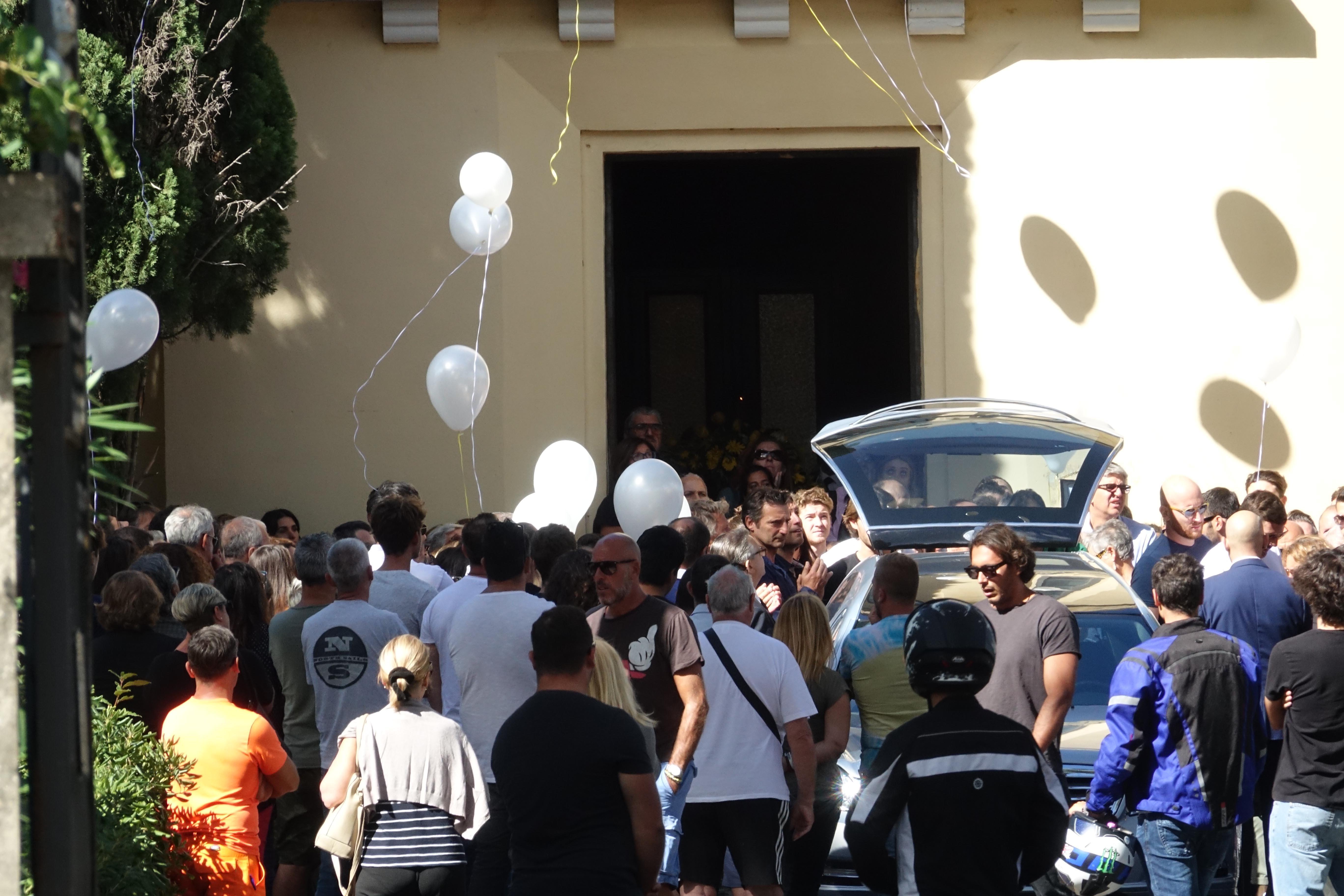I palloncini in cielo per ricordare Lorenzo durante il funerale (foto Cecilia Foschi/Pentafoto)