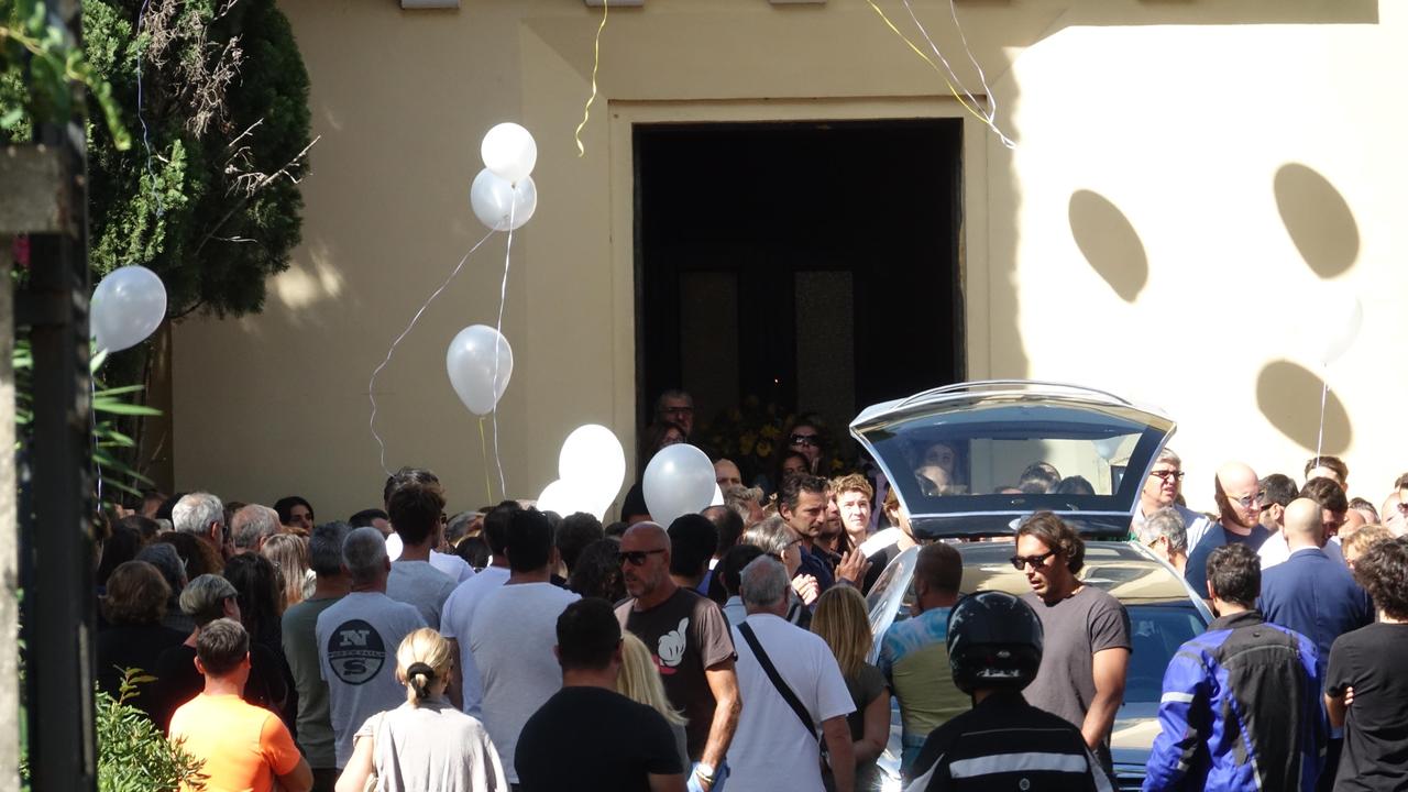 I palloncini in cielo per ricordare Lorenzo durante il funerale (foto Cecilia Foschi/Pentafoto)