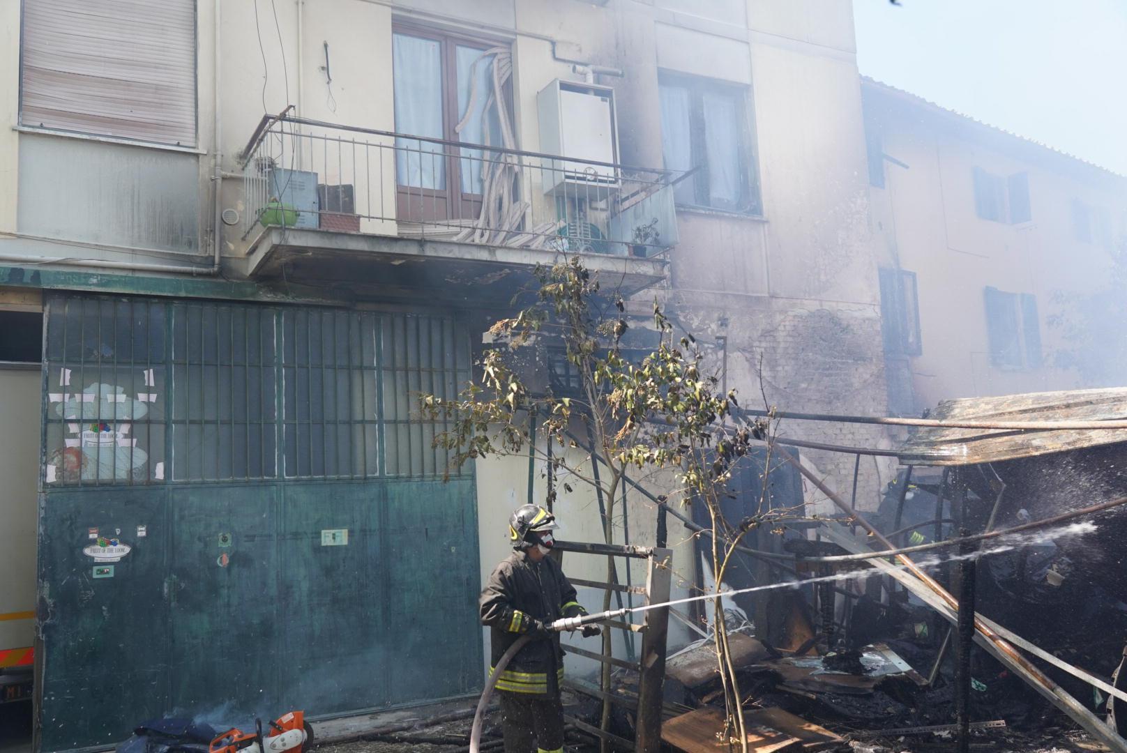 Sul posto venti vigili del fuoco con sei mezzi (Foto Franco Silvi)