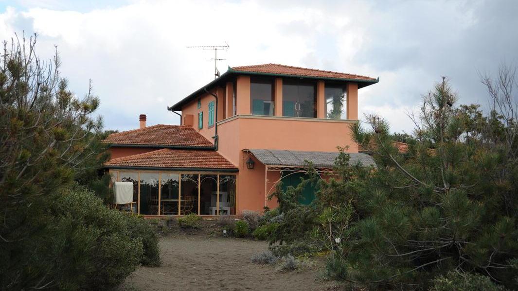 Marina di Bibbona, perquisita la villa di Beppe Grillo. Sequestrato il telefonino del figlio