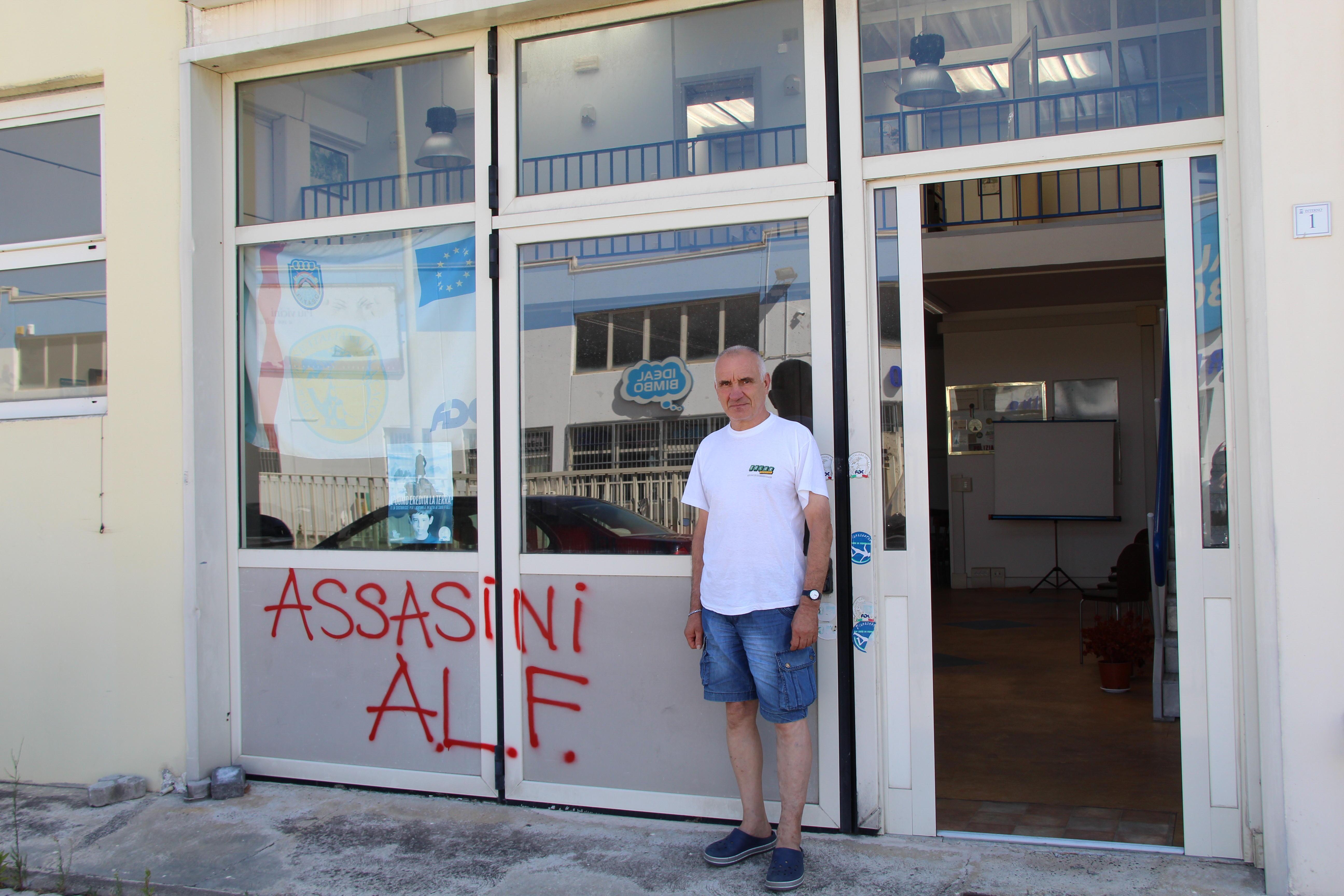 Il segretario Adalberto Marrucci davanti alla scritta "Assasini" (foto Cecilia Foschi/Pentafoto)