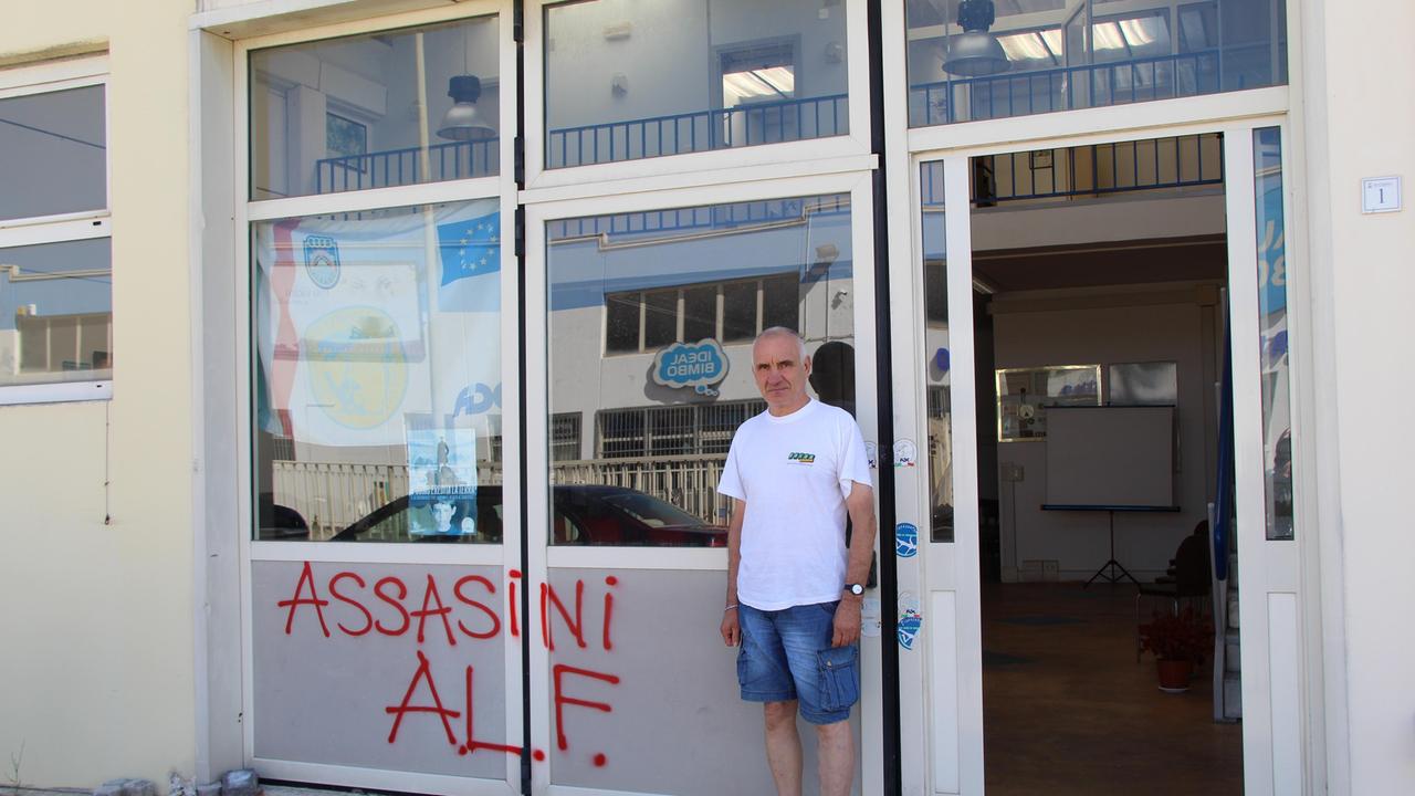 Il segretario Adalberto Marrucci davanti alla scritta "Assasini" (foto Cecilia Foschi/Pentafoto)