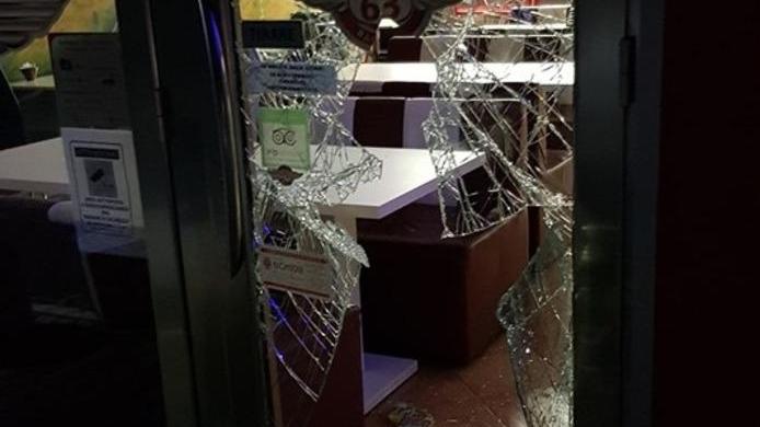 Il vetro della porta d'ingresso del locale frantumato dal ladro