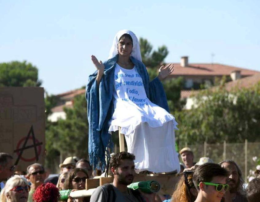 “Madonna” in corteo Santucci: sì la libertà ma certi gesti e parole in Italia sono reato 