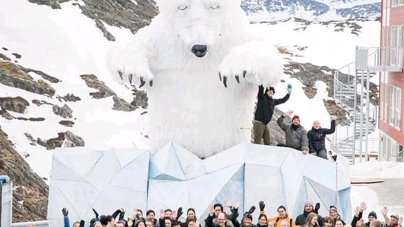 L’orso polare firmato Lebigre sfila in Groenlandia per l’ambiente