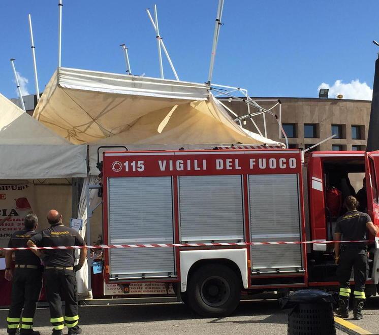 Forti raffiche di vento ovunque Vola un gazebo, rami pericolosi 