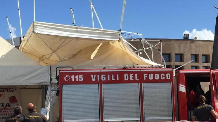 Forti raffiche di vento ovunque Vola un gazebo, rami pericolosi