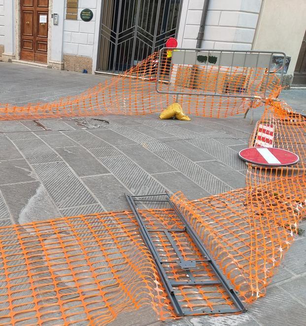 Selciato transennato I vandali abbattono barriere e segnaletica 