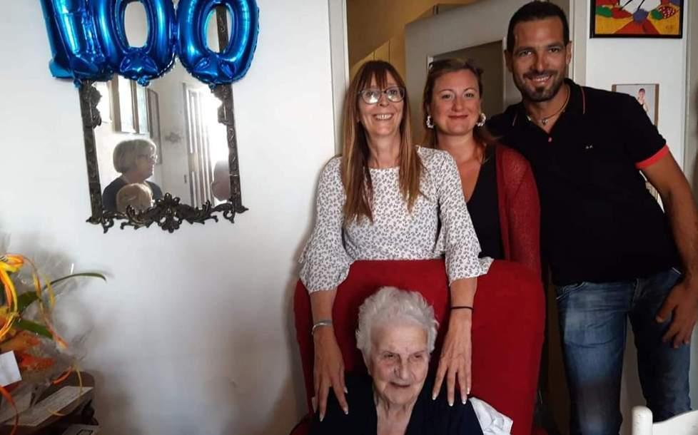 Nonna Fosca compie 100 anni, grande festa con familiari e sindaca