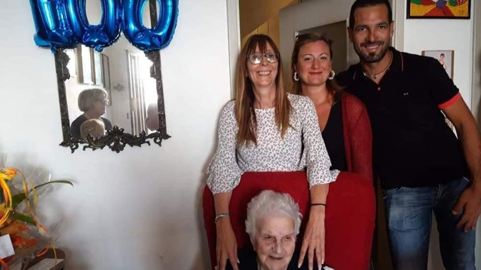 Nonna Fosca compie 100 anni, grande festa con familiari e sindaca