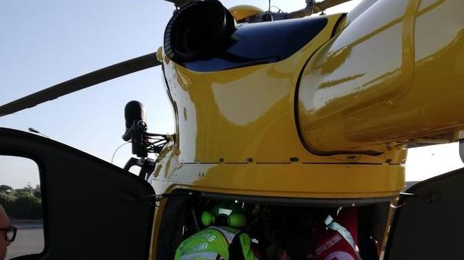 Infarto al volante, salvato dai passanti