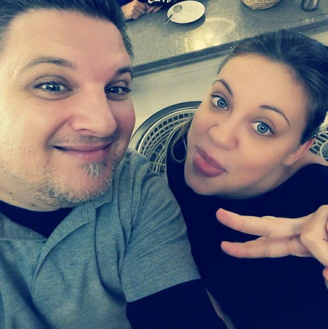 Alessandro e Gessica lasciano il bar “Caffelatte” 