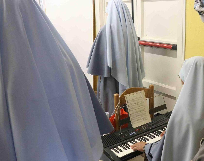 Cadono calcinacci dal soffitto Chiusa la chiesa per accertamenti 