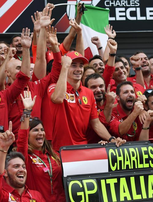 Leclerc è un gigante: diventa il re di Monza E il popolo Ferrari ora torna a sognare 