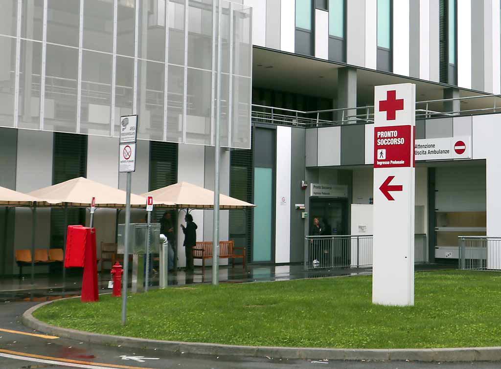 Niente ambulanza, va a prendere la moglie con il carretto: le immagini della protesta