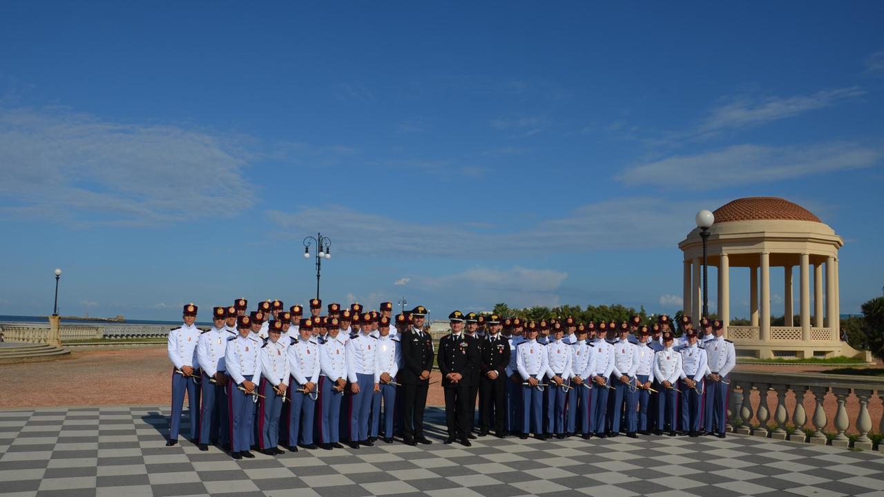 I 54 cadetti, al centro il colonnello Massimiliano Sole, il capitano Daniele Plebani ed il tenete Mattia Rognoni, ufficiali accompagnatori, e il tenete Marco Saccà, comandante interinale della Compagnia di Livorno