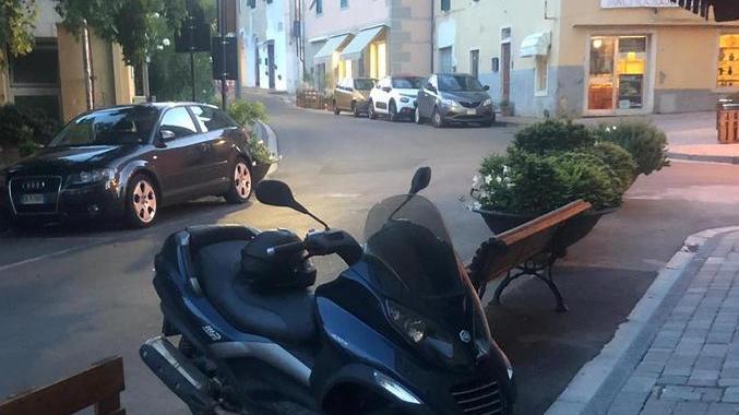 Lo scooter di Riccardo Biasci parcheggiato davanti alla tabaccheria