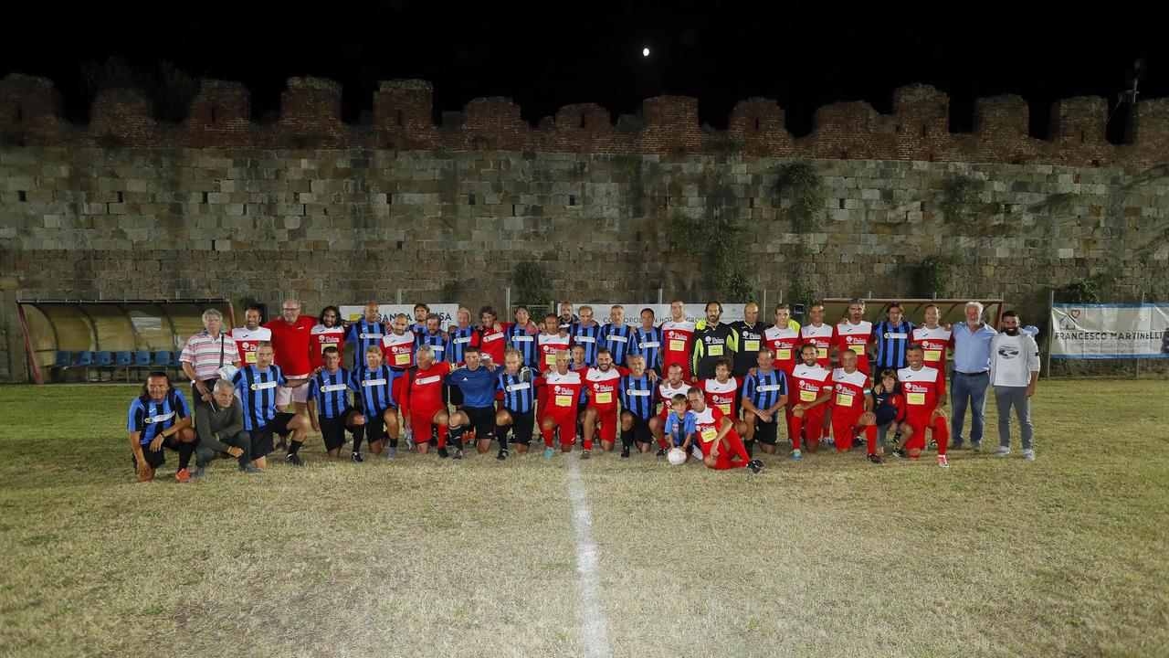 Foto di gruppo per la partita in ricordo di Romeo Anconetani