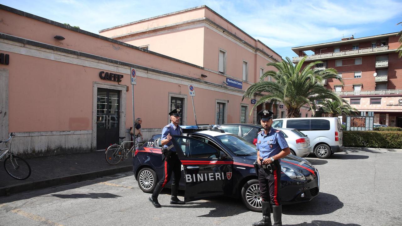 Pattuglia dei carabinieri alla stazione di Montecatini